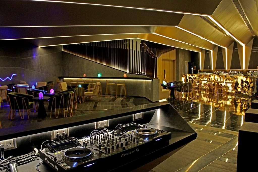 Radisson Blu Bengaluru Outer Ring Road Hotell Restaurant bilde