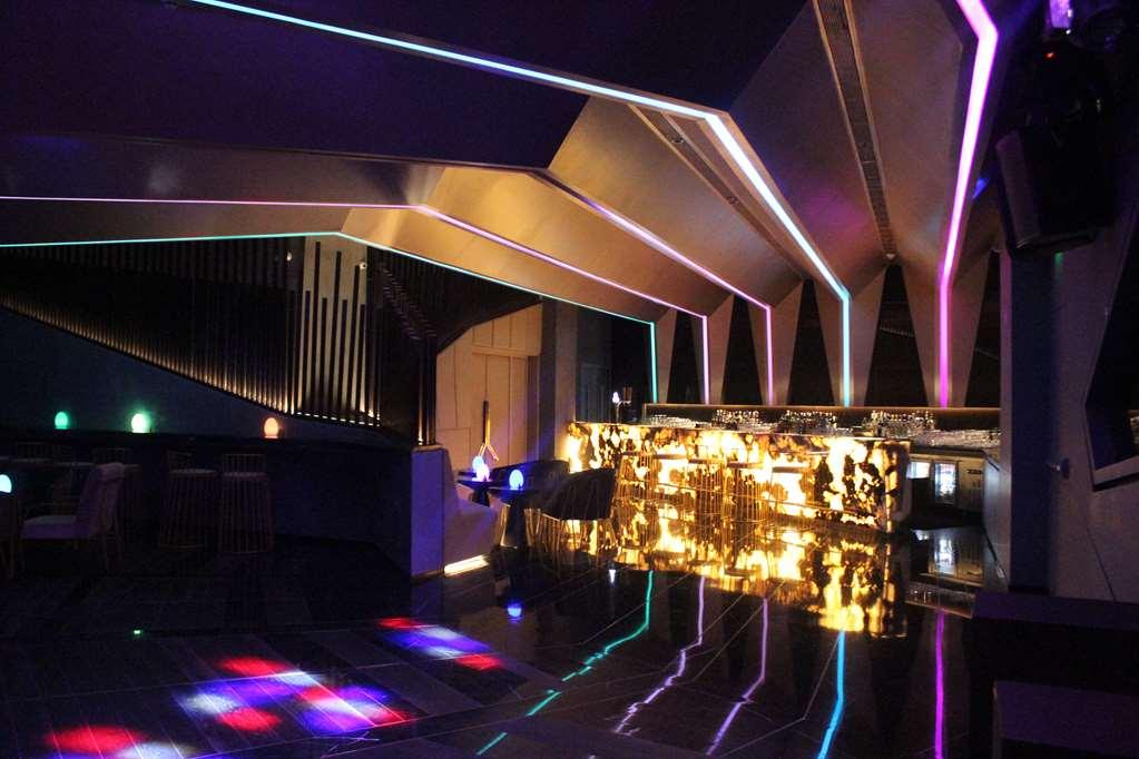 Radisson Blu Bengaluru Outer Ring Road Hotell Restaurant bilde