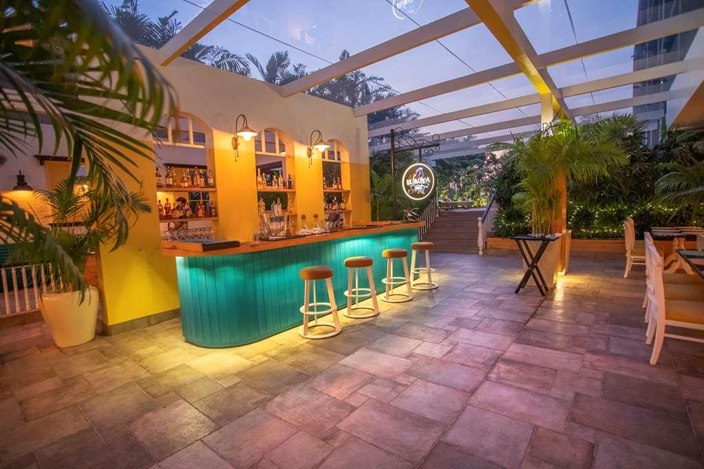 Radisson Blu Bengaluru Outer Ring Road Hotell Restaurant bilde