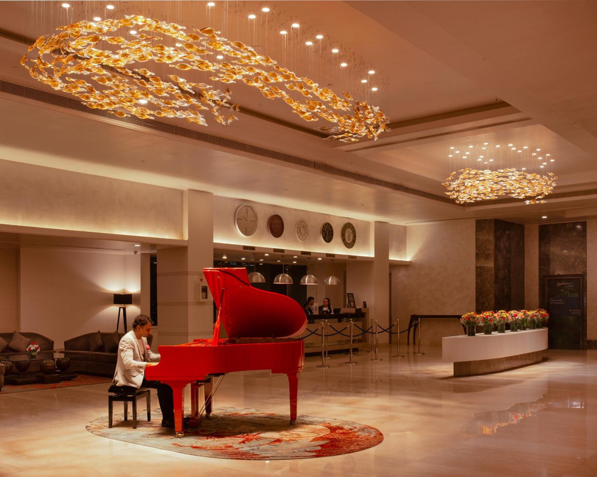 Radisson Blu Bengaluru Outer Ring Road Hotell Eksteriør bilde